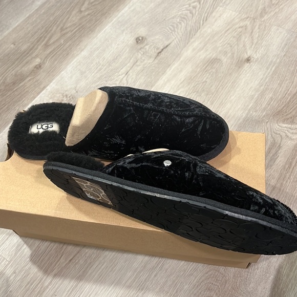 𝅺UGG Slippers black velvet women’s - Picture 4 of 5